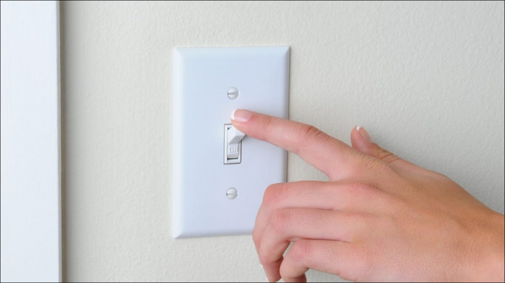 You Don’t Need to Mess With Wires to Install a Smart Switch