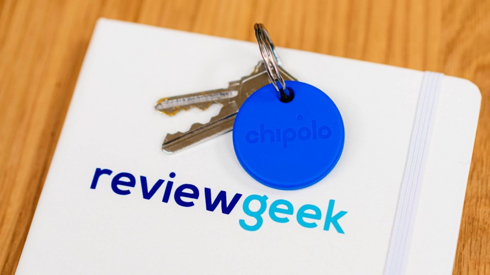 Keyring with Chipolo ONE tracker on a Review Geek notebook