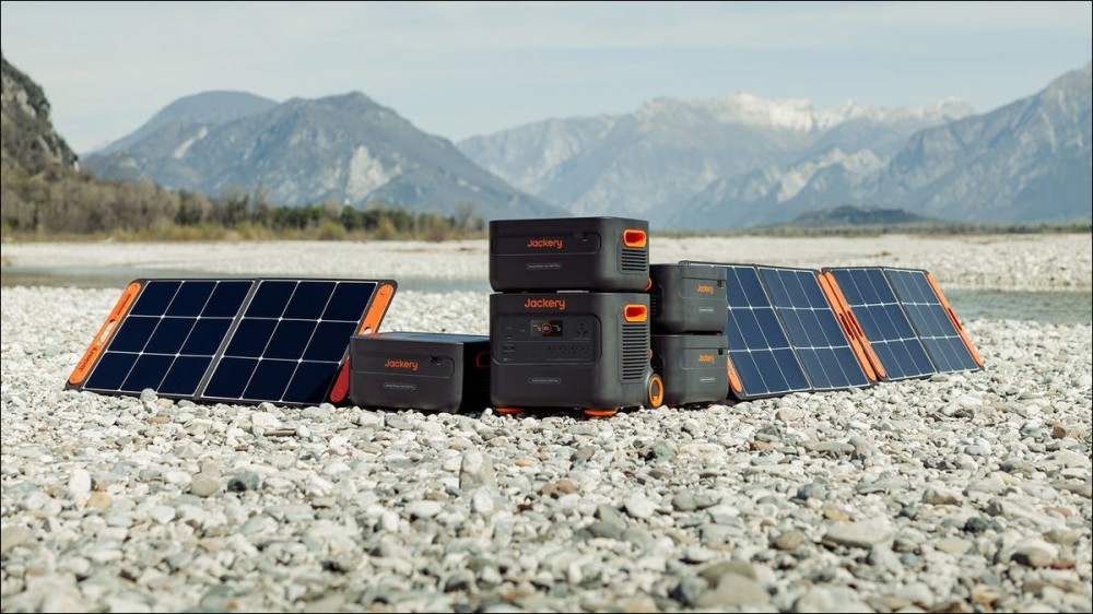 Jackery’s New Solar Panel Will Keep Your Devices Charged Up